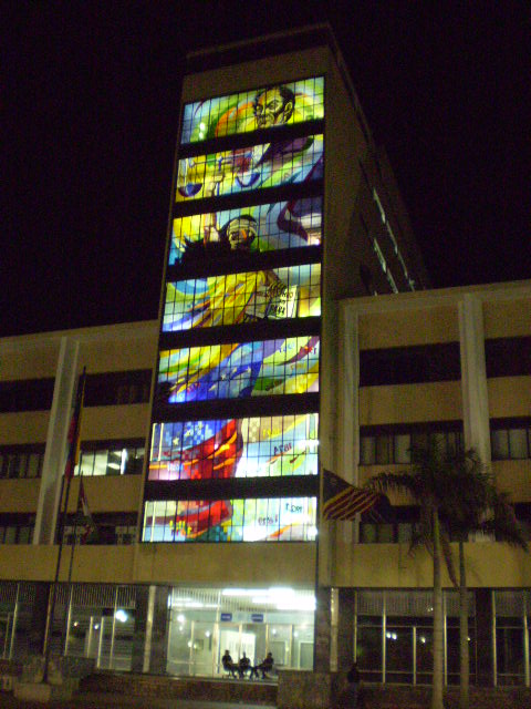Vitral do Palácio da Justiça de Barquisimeto, onde figuram a Justiça, Bolívar e os anos das Constituições Venezuelanas